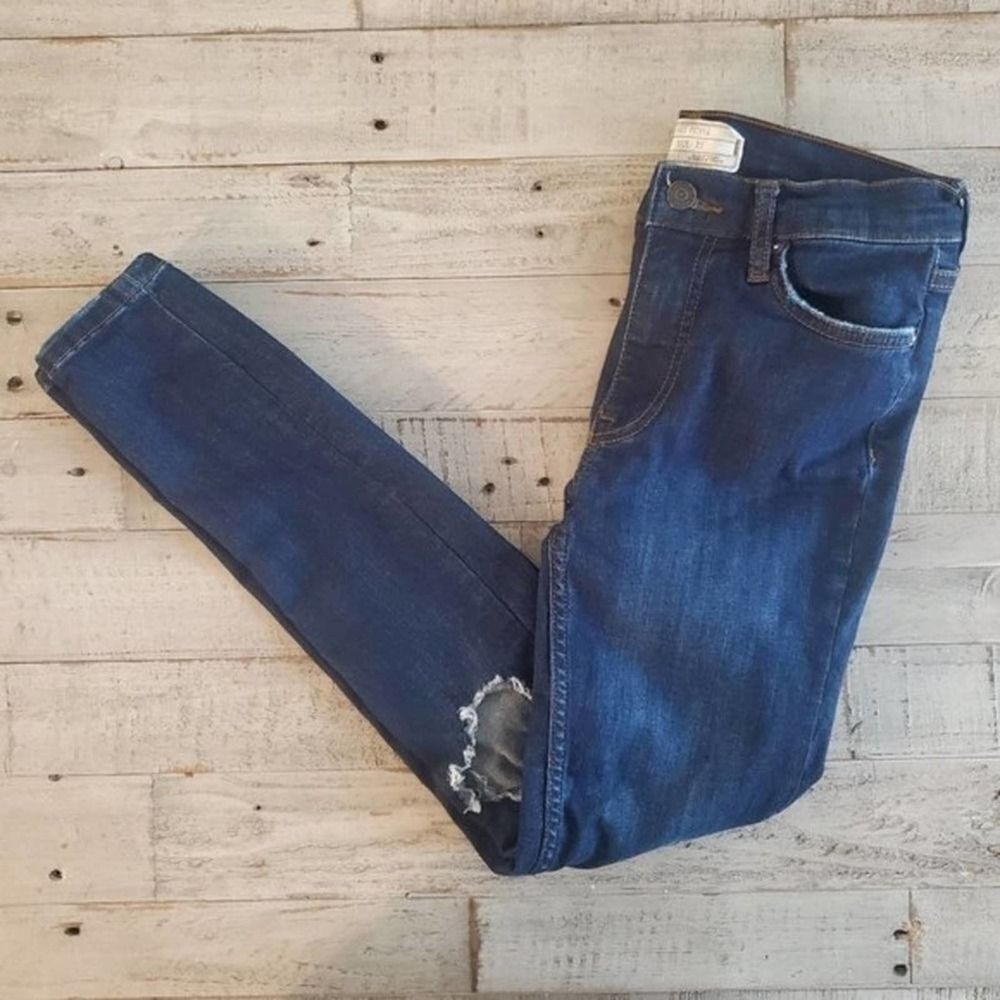 Free PEOPLE High-Rise Busted Knee Skinny Distressed Size 25
